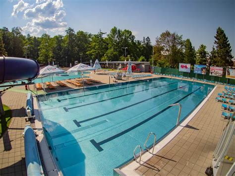 Vonkajší bazén s atrakciami v areáli kaštieľa