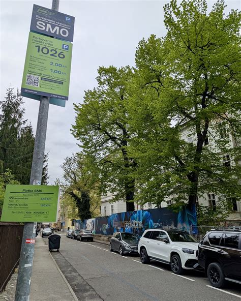 Infografika znázorňujúca komfortnú zónu pri stole a medzery medzi stoličkami