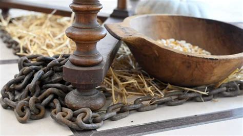 Reťaz obmotaná okolo štedrovečerného stola