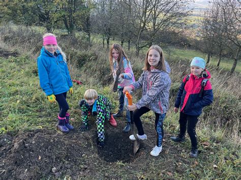 Deti sadia kvety počas Dňa Zeme.