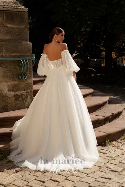 Fotografia šťastnej nevesty v svadobných šatách od Wedding Couture