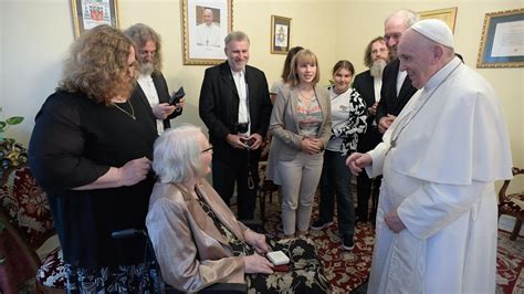 Fotografia pápeža Františka s rodinou Saganových