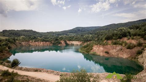 Tyrkysová voda a strmé svahy kameňolomu Skrabské