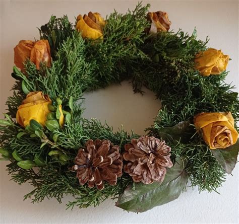 Ilustračné foto veniec z knižných stránok, zrolované kornúty alebo harmoniky