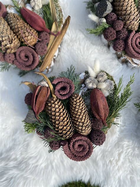 Ilustračné foto hotového venca na hrob z prírodných materiálov