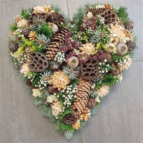 Dušičková dekorácia v tvare srdca zo šišiek