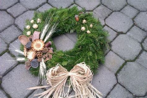 Dušičkový aranžmán z čečiny s venčekom z viniča