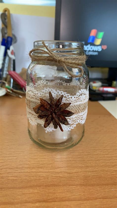 DIY svietnik z pohára s prírodnými dekoráciami