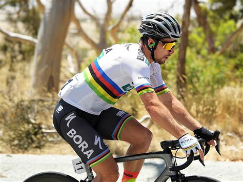 Peter Sagan odovzdáva dar pápežovi