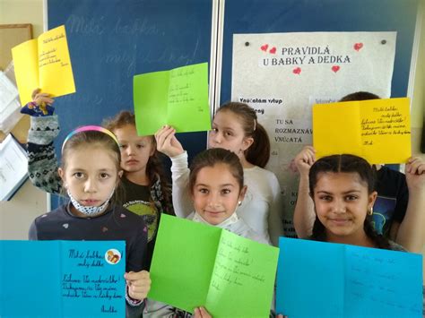 fotografia vnúčat píšucich vianočný pozdrav pre starých rodičov