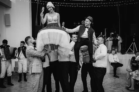 Oslava a rozbíjanie skla pred poľskou svadbou