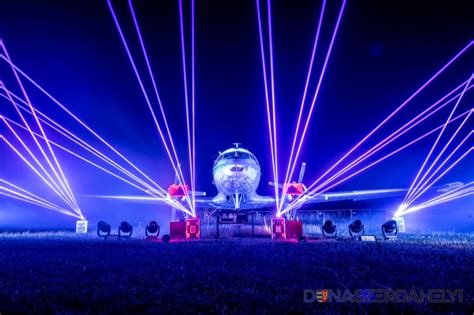 Detailná fotografia audio-vizuálnej show v Aldea Clube s laserovými efektmi a svetelnými projekciami