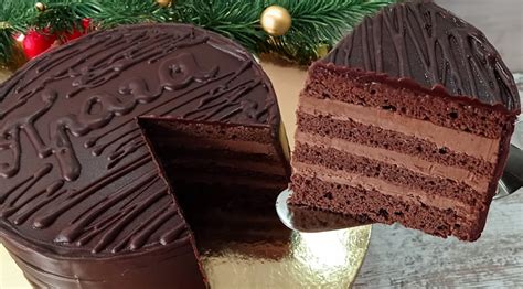 Foto: Bohato zdobená čokoládová torta s hoblinami