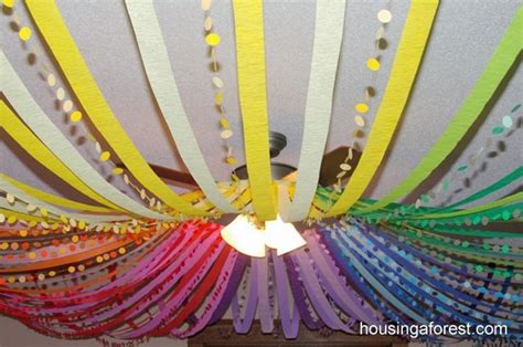 farebná detská karnevalová výzdoba s balónmi a girlandami