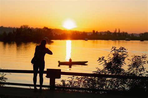 Tematické foto: Smútiaci hudobník alebo silueta človeka v reflexii