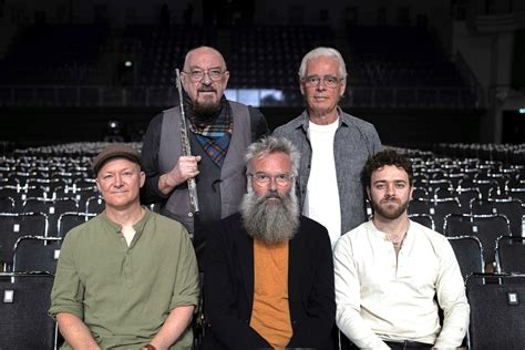 Skupina Jethro Tull na pódiu (koncertné foto)