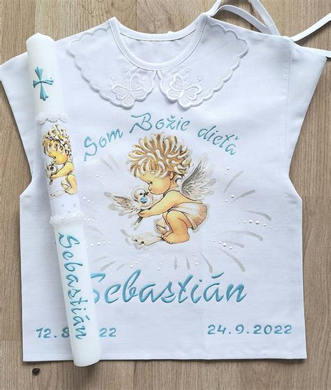 Tematická fotografia: vyšívaná košieľka na krst a krstová sviečka