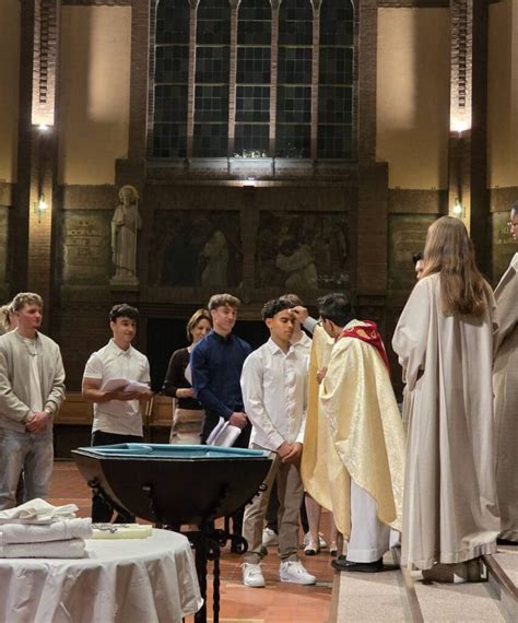 fotografia z knižného krstu v elegantných priestoroch galérie