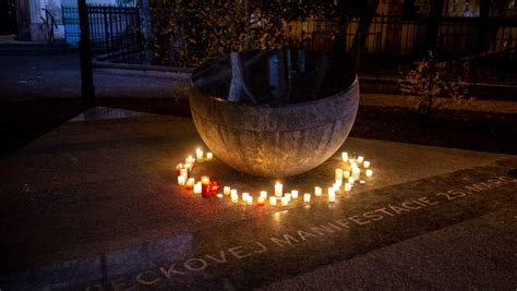 Tematické foto: Samizdatová literatúra alebo symbol Sviečkovej manifestácie