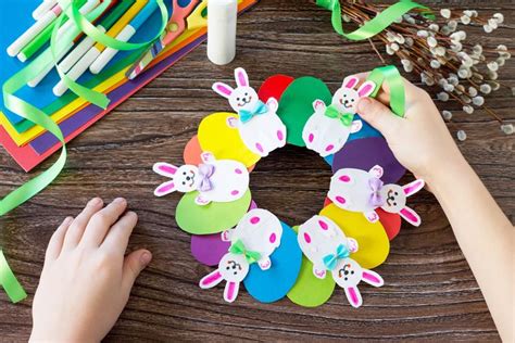 ilustrácia: DIY veľkonočný veniec z farebného papiera