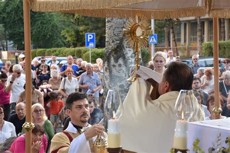 Oslavy Vianoc v kolumbijskej dedine Quinamayó s tancom, hudbou a procesiou so soškou Jezuliatka