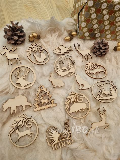 Ilustrácia drevených vianočných ozdôb v prírodnom štýle