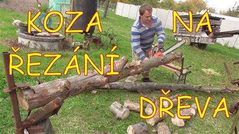 Muž vyrezávajúci z dreva na kreatívnom kurze