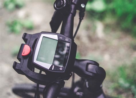 Moderný tachometer na riadidlách bicykla