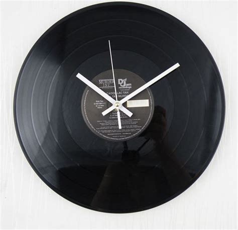Nástenné hodiny vyrobené z recyklovanej vinylovej platne