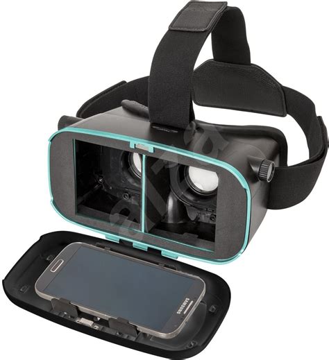 Okuliare na virtuálnu realitu na hlave muža