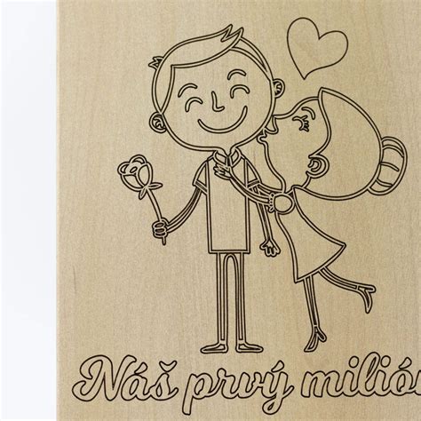 Svadobný pár sledujúci svadobné video na tablete, s dojatými výrazmi.