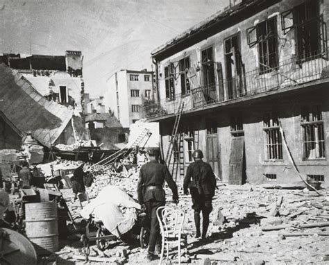 Fotografia zničených budov v Poprade po bombardovaní alebo ústupe nemeckých vojsk