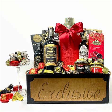 Ilustračná fotografia rôznych darčekových predmetov pre mužov