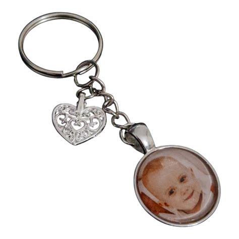 Príklady personalizovaných darčekov: hrnček s fotografiou, gravírovaná kľúčenka