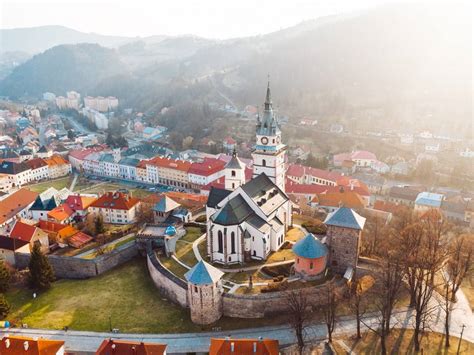 Pohľad na Mestský hrad Kremnica z výšky, ukazujúci opevnenie a kostol.