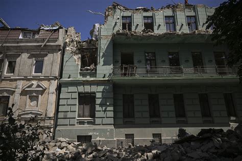 Tematické foto: krajina po vojne, zničené budovy, zákopy