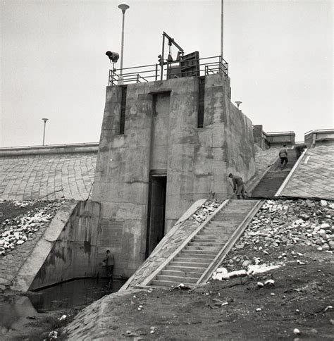 Archívne foto: Kriegsgräber-komandá pri práci