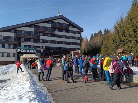 Turisti na zasneženom vrchole Minčola počas Silvestrovského výstupu