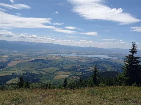 Panoramatický výhľad z vrcholu Minčola s inverziou a pohľadom na okolité pohoria
