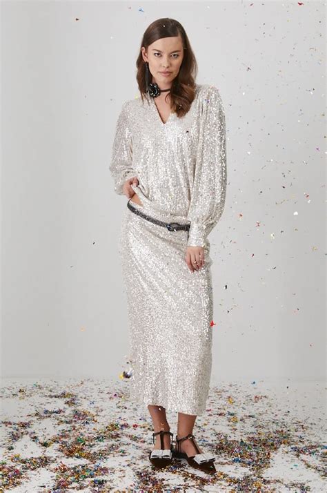 Kolekcia dámskych vianočných šiat s flitrami a metalickými detailmi