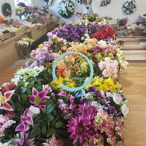 rôzne druhy umelých kvetov s detailným vyobrazením ich textúry a farieb