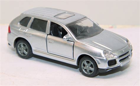 Ilustrácia: Model Siku auto s karavanom (Porsche Cayenne a Dethleffs)