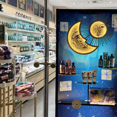 Ilustrácia produktov z vianočných limitovaných edícií Yves Rocher