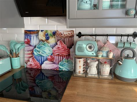 Ilustrácia rôznych druhov personalizovaných servítok s rôznymi motívmi a potlačou.