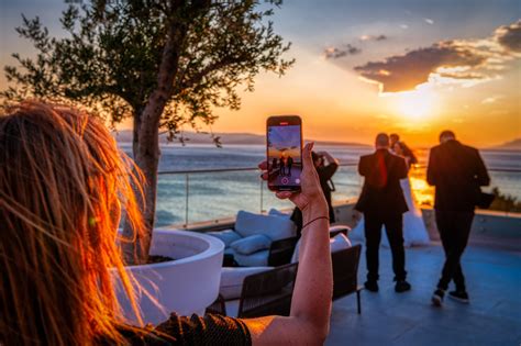 Fotografia DJ-a pri práci na spoločenskej udalosti.