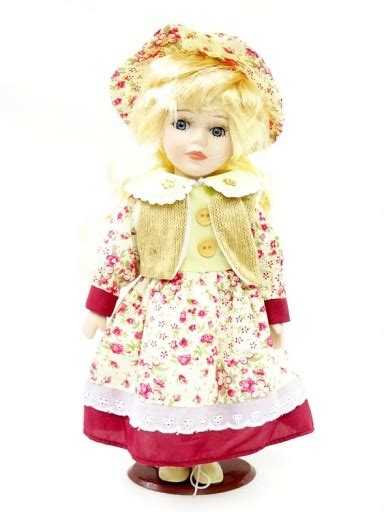 Fotografia bábätka v elegantnom krstnom oblečení s krstnou sviečkou.