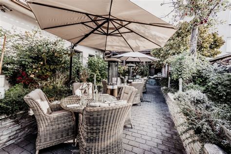 Fotografia exteriéru reštaurácie s pripravenými stolmi na vonkajšiu oslavu.