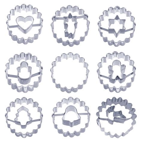 Starodávne kovové vykrajovačky na pečivo