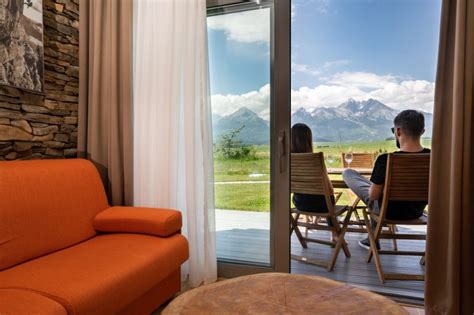 Interiér útulného apartmánu vo Vysokých Tatrách s výhľadom na hory