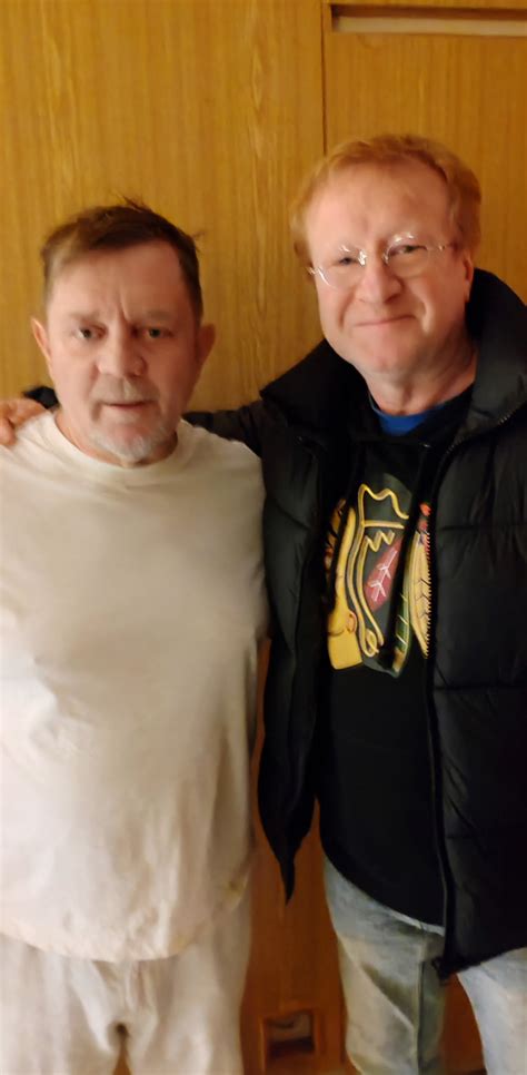 Ilustrácia: pokojná žena relaxujúca v vianočnom prostredí